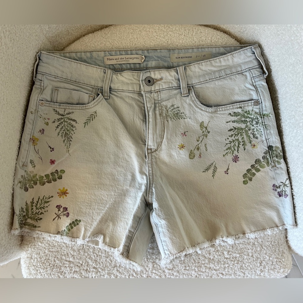 Anthropologie Pilcro and the letterpress embroidered Jean shorts size 28